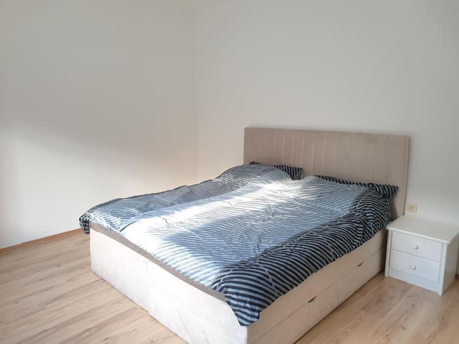 Schoene 2 Zimmer Wohnung Im Herzen Von Глайсдорф Екстериор снимка